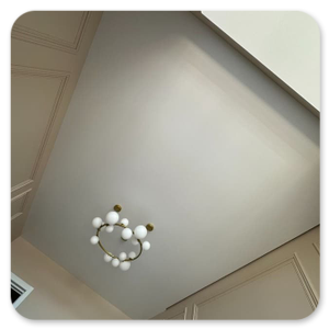 Тканевый натяжной потолок с потолочной люстрой в спальне