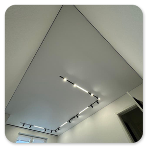 Тканевый натяжной потолок с трековой системой освещения