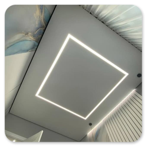 Тканевый натяжной потолок со световым квадратом в комнате