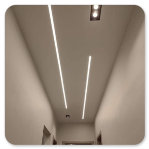 Тканевый натяжной потолок со световыми линиями в коридоре