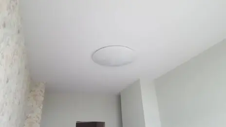 Белые тканевые натяжные потолки