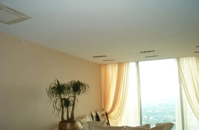 Использование натяжных потолков