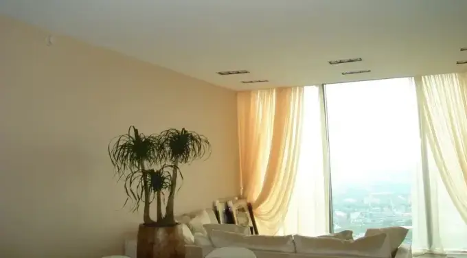 Использование натяжных потолков