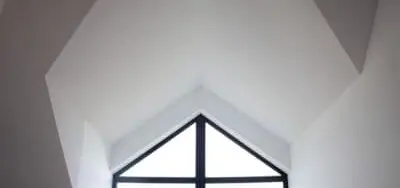 Мансардный натяжной потолок