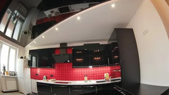 Натяжной потолок на кухне