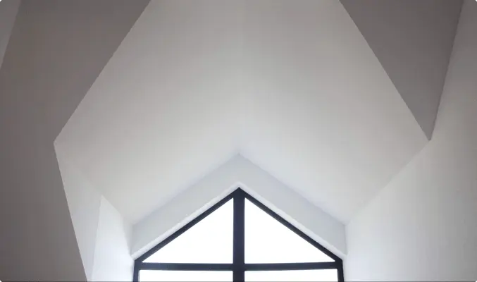 Натяжной потолок на мансарде под углом