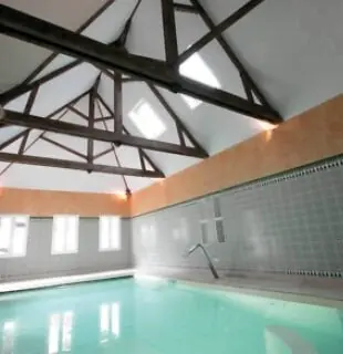 Тканевый натяжной потолок в бассейне