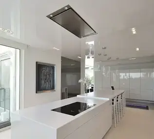 Дизайн потолка на кухне