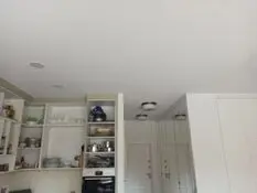 Потолок в кухне в классическом стиле