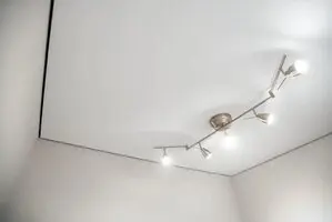 Белый теневой потолок