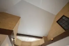 Натяжные потолки на мансарде со скосом