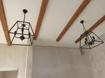 Потолок в доме с балками