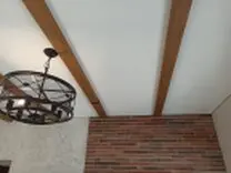 Потолок в деревянном доме с балками