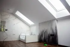 Натяжной потолок на мансарде под углом