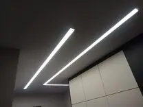 Натяжной потолок со световыми линиями